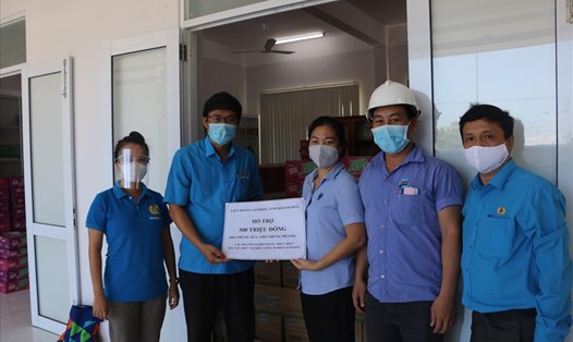 Liên đoàn Lao động tỉnh Khánh Hoà trao quà hỗ trợ người lao động "3 tại chỗ" ở khu công nghiệp Suối Dầu. Ảnh: Nhạn Vân