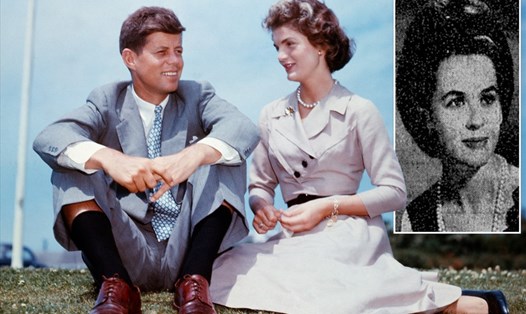 John F. Kennedy và Jacqueline Bouvier vài tháng trước đám cưới vào năm 1953. Ảnh nhỏ: Diana de Vegh, từ thông báo đính hôn của cô trên The New York Times, tháng 3.1964. Ảnh: Bettmann Archive