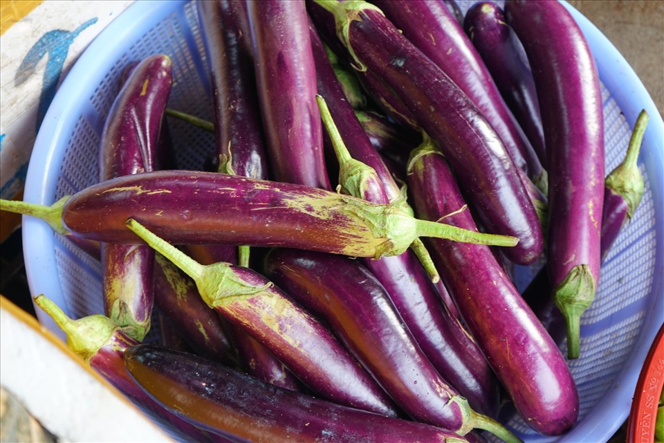 Cà tím là một trong những thực phẩm có hàm lượng natri thấp. Ảnh: Thanh Ngọc
