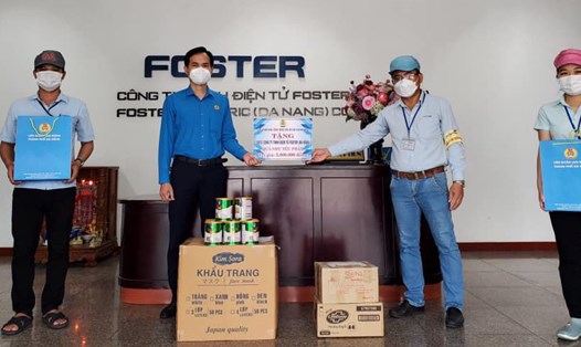 Lãnh đạo LĐLĐ Đà Nẵng, Công đoàn khu công nghệ cao và các khu công nghiệp Đà Nẵng tặng quà cho các Đoàn viên của Foster Đà Nẵng sản xuất "3 tại chỗ".