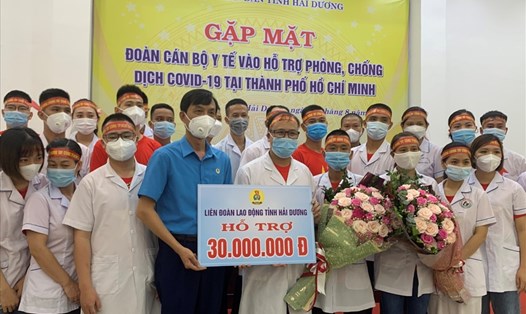Liên đoàn Lao động tỉnh Hải Dương tặng quà đoàn cán bộ y tế chi viện TPHCM chống dịch đợt 2. Ảnh Diệu Thuý