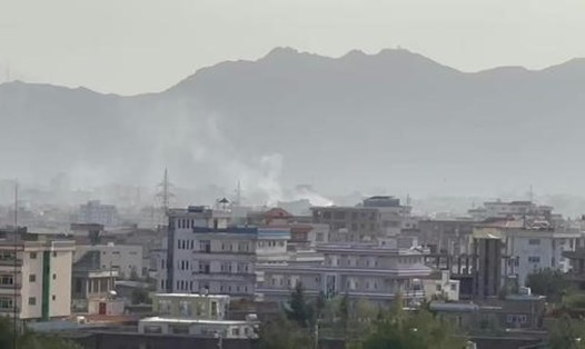 Khói bốc lên ở Kabul sau những tiếng nổ ngày 30.8. Ảnh: AFP