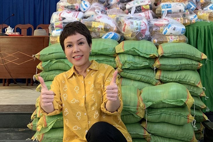 Nghệ sĩ Việt Hương trao hàng chục tấn gạo cho người dân