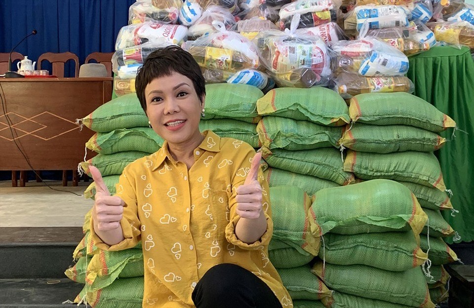 Việt Hương hỗ trợ gạo cho người dân. Ảnh: NSCC. Việt Hương hỗ trợ gạo cho người dân. Ảnh: NSCC.