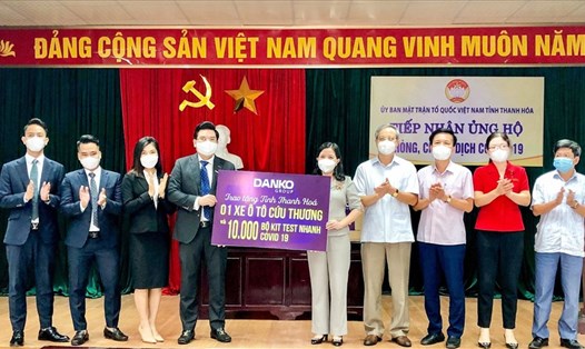 1 xe cứu thương và 10.000 bộ kit test nhanh COVID-19 được Danko Group trao tặng cho tỉnh Thanh Hóa. Ảnh: DK