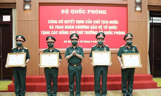 Đại tướng Phan Văn Giang (giữa) - Bộ trưởng Bộ Quốc phòng trao Huân chương Bảo vệ Tổ quốc hạng Ba tặng các Thứ trưởng Bộ Quốc phòng. Ảnh Xuân Hoàng