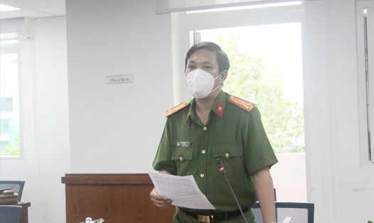 Thượng tá Hoàng Đình Thạch - Phó trưởng Công an Quận 7 (TPHCM) thông tin tại họp báo chiều 30.8. Ảnh: Huyên Nguyễn