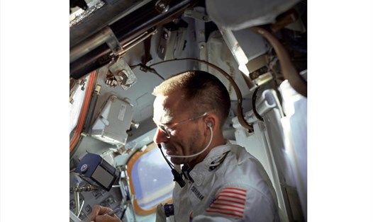 Phi hành gia NASA Walter Cunningham viết bằng bút không gian Fisher trong sứ mệnh Apollo 7. Ảnh: NASA