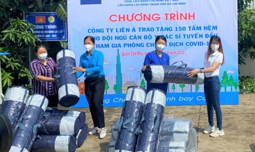 Đại diện Công ty THHH Thương mại sản xuất nệm Mousse Liên Á trao tặng nệm cho LĐLĐ Quận Tân Phú (TPHCM) để tặng lực lượng y tế tuyến đầu chống dịch. Ảnh: Đức Long