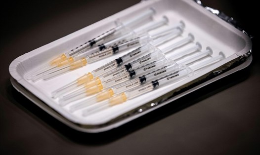 Vaccine Moderna được lấy vào trong ống tiêm ở một trung tâm tiêm chủng tại Tokyo, Nhật Bản. Ảnh: AFP