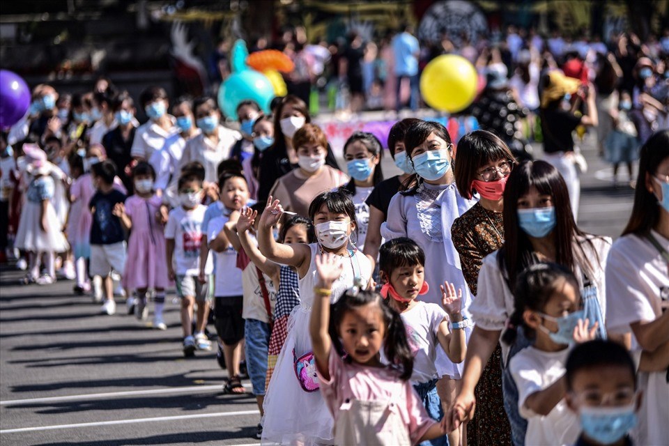 Học sinh lớp 1 đến trường tiểu học ở tỉnh Liêu Ninh, Trung Quốc, ngày 30.8. Ảnh: AFP