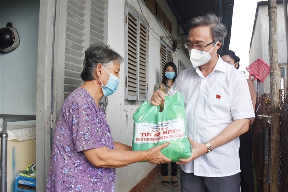 Bí thư Thành ủy TP.Bà Rịa dẫn đầu đoàn công tác trao túi an sinh cho người dân. Ảnh: T.M Bí thư Thành ủy TP.Bà Rịa dẫn đầu đoàn công tác trao túi an sinh cho người dân. Ảnh: T.M