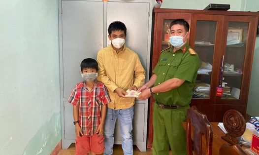 Lực lượng chức năng tổ chức trao trả lại gần 19 triệu đồng  cho anh Nguyễn Quốc Trung. Ảnh: T.X