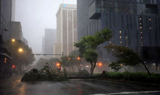 Trung tâm thành phố New Orleans, Louisiana, giữa bão số 9 Ida hôm 29.8. Ảnh: Getty/AFP