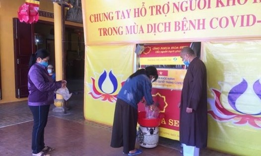 Các tôn giáo tỉnh Lâm Đồng tích cực tham gia hỗ trợ người có hoàn cảnh khó khăn trong phòng chống dịch COVID-19. Ảnh: Hồng Phượng