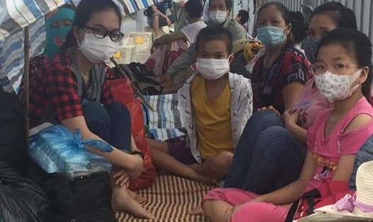 Hàng chục người dân Thái Bình "mắc kẹt" trên cầu Triều Dương đã được chính quyền địa phương châm trước, tạo điều kiện đón về các khu cách ly tập trung. Ảnh: CTV