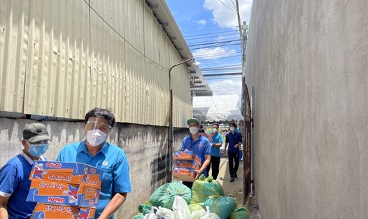LĐLĐ tỉnh Đồng Nai hỗ trợ lương thực, thực phẩm cho công nhân lao động trong các khu vực bị cách ly phong tỏa. Ảnh: Hà Anh Chiến