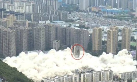 Những tòa nhà Trung Quốc bị đánh sập trong chớp mắt trong một vụ phá dỡ, riêng một tòa nhà vẫn chưa bị sập hoàn toàn sẽ được phá dỡ cơ học. Ảnh chụp màn hình