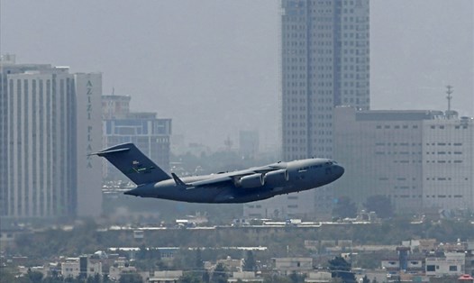 Máy bay của không quân Mỹ rời Kabul, Afghanistan ngày 30.8. Ảnh: AFP