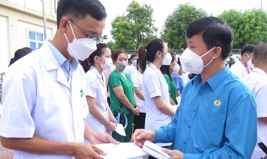 Ông Nguyễn Văn Danh - Chủ tịch LĐLĐ tỉnh Hà Tĩnh - trao quà cho các thành viên đoàn y tế Hà Tĩnh vào Bình Dương hỗ trợ chống dịch COVID-19. Ảnh: TN
