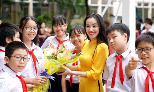 Cô giáo Nguyễn Thị Hồng Yến và học sinh. Ảnh tư liệu: NVCC