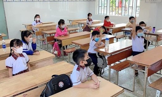 Các em học sinh ở Đắk Nông tựu trường, bảo đảm theo quy định 5K. Ảnh:BĐCC