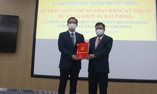Ông Lê Trung Kiên, Trưởng Ban quản lý Khu kinh tế Hải Phòng, trao giấy phép đầu tư cho Công ty TNHH LG Display Việt Nam Hải Phòng. Ảnh: HT