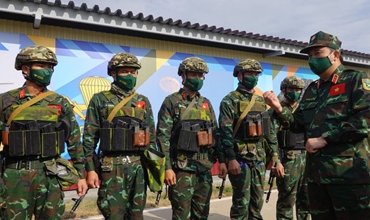 Trung tướng Phùng Sĩ Tấn động viên đội tuyển Xạ thủ chiến thuật Quân đội Nhân dân Việt Nam tham dự Army Games 2021. Ảnh: TTXVN