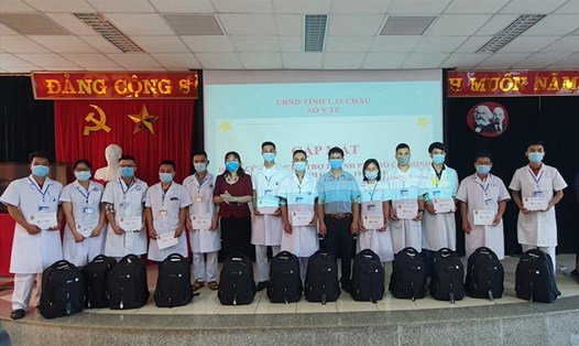 Bà Nguyễn Thị Thiện – Chủ tịch LĐLĐ tỉnh Lai Châu tặng quà cho các bác sĩ, điều dưỡng tham gia hỗ trợ TP.HCM chống dịch COVID-19 đợt 2.