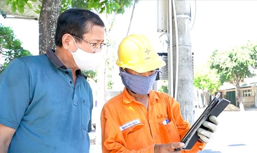Thực hiện cấp điện cho hộ gia đình ông Huỳnh Ngọc Dũng ở tổ 6, phường Trần Phú, Quảng Ngãi. Ảnh: Ngọc Thạch