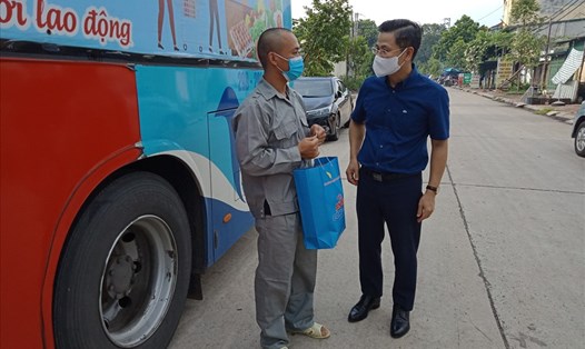 Chủ tịch Liên đoàn Lao động Thành phố Hà Nội Nguyễn Phi Thường (bên phải) trao Túi An sinh Công đoàn cho công nhân lao động chiều 31.8. Ảnh: Ngọc Ánh