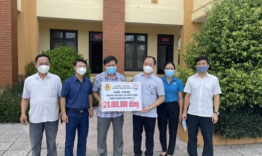 Đoàn công tác trao 20 triệu đồng ủng hộ các lực lượng phòng chống dịch COVID-19 huyện Nghi Lộc. Ảnh: Hoàng Yến