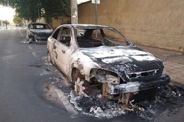 Ô tô bị cháy trong vụ cướp ngân hàng ở Aracatuba, Brazil. Ảnh: AFP