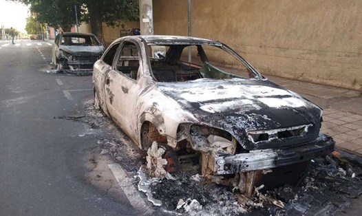 Ô tô bị cháy trong vụ cướp ngân hàng ở Aracatuba, Brazil. Ảnh: AFP