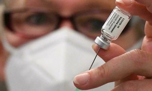 Y tá chuẩn bị vaccine COVID-19 tại một điểm tiêm chủng gần Berlin, Đức. Ảnh: AFP