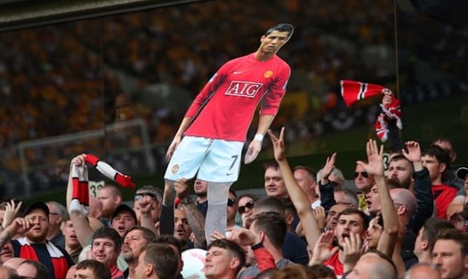 Hình ảnh Ronaldo xuất hiện trên khán đài Molineux. Ảnh: Premier League.