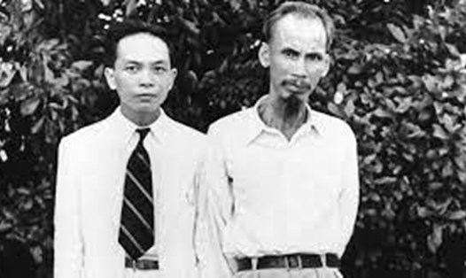Chủ tịch Hồ Chí Minh và đồng chí Võ Nguyên Giáp tại chiến khu Tân Trào trong Cách mạnh Tháng Tám 1945. (Ảnh tư liệu)
