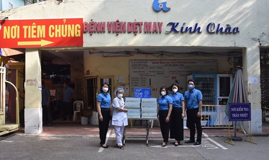 Công đoàn Dệt may Việt Nam tiếp tục hỗ trợ Bệnh viện – Trung tâm y tế Dệt may. Ảnh: CĐN
