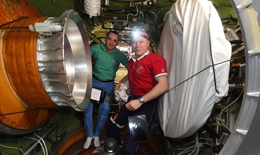 Các nhà du hành vũ trụ Nga Oleg Novitskiy và Pyotr Dubrov trong khoang thí nghiệm Nauka của Trạm Vũ trụ Quốc tế ISS. Ảnh: NASA