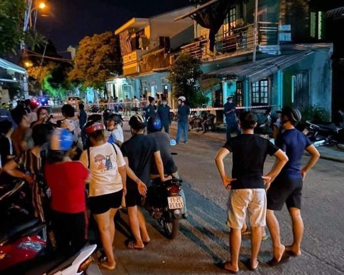 Người dân hiếu kì đến xem lực lượng chức năng khám nghiệm hiện trường. Ảnh: ĐD.