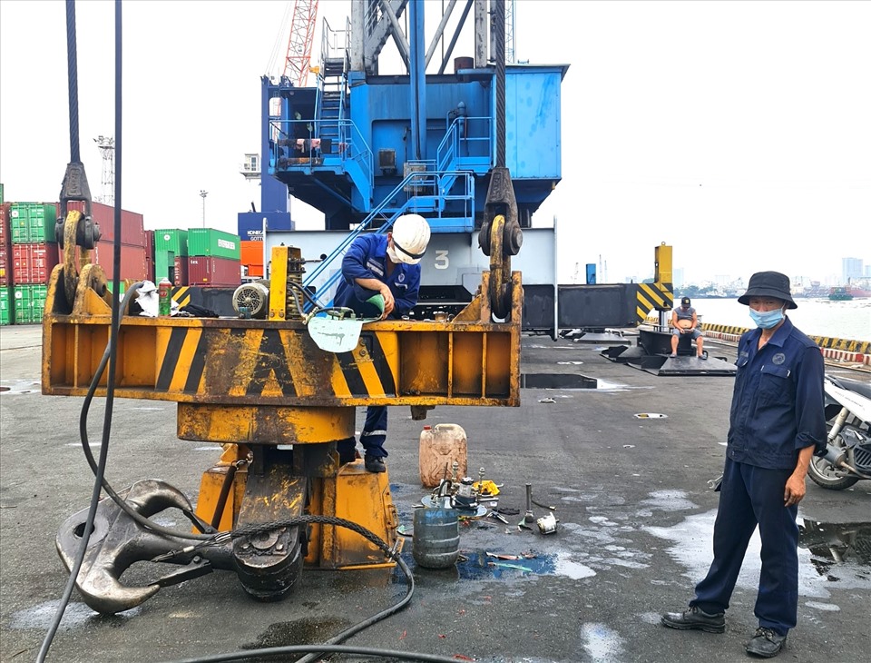 Công đoàn và chuyên môn Cảng Sài Gòn tăng cường hỗ trợ các biện pháp phòng chống dịch COVID-19 cho công nhân lao động. Ảnh: CĐHH