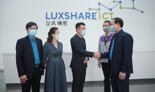 Chủ tịch Tổng LĐLĐVN Nguyễn Đình Khang (ngoài cùng bên phải) thăm Công ty và công nhân lao động Công ty TNHH Luxshare - ICT Vân Trung (KCN Vân Trung, tỉnh Bắc Giang) tháng 2 năm 2021. Ảnh: Bùi Việt Lâm