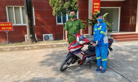 Chị Lê Thị Trâm đã được lực lượng Công an quận Nam Từ Liêm (Hà Nội) tặng chiếc xe máy mới. Ảnh: Minh Phương