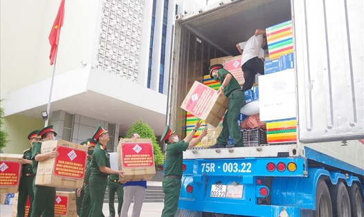 Cán bộ, chiến sĩ lực lượng vũ trang tỉnh Thừa Thiên Huế vận chuyển hàng hóa lên xe để vận chuyển hỗ trợ TPHCM chống dịch COVID-19. Ảnh: L. Sáu.