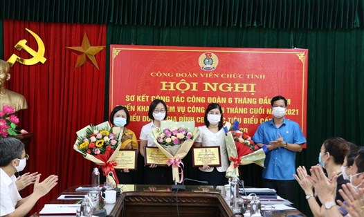 Lãnh đạo Liên đoàn Lao động tỉnh Thái Bình trao biểu trưng, khen thưởng cho những gia đình đoàn viên đạt danh hiệu gia đình công nhân, viên chức lao động tiêu biểu cấp tỉnh, giai đoạn 2016 -2020. Ảnh: Bá Mạnh