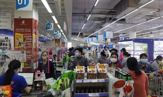 Người dân TP.Nha Trang ùn ùn đi mua hàng tích trữ sau lệnh đóng cửa chợ, siêu thị. Ảnh: Thu Cúc
