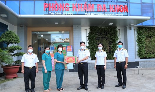 Thăm, tặng quà đội ngũ y, bác sĩ Trung tâm Y tế Tân cảng. Ảnh: Công đoàn Tân Cảng
