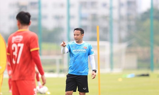 Trợ lý huấn luyện viên Vũ Hồng Việt được đôn lên làm nhiệm vụ ở đội tuyển Việt Nam. Ảnh: T.N