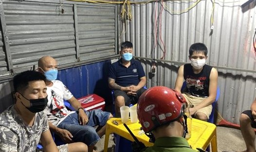 6 người tụ tập chơi cá chọi giữa đêm tại xã An Đồng, An Dương, Hải Phòng, bất chấp quy định phòng dịch COVID-19. Ảnh: Cổng TTĐT huyện An Dương