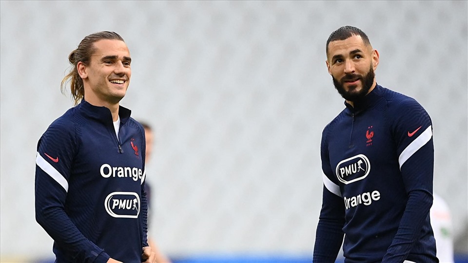 Nếu đầu quân cho Real Madrid, Antoine Griezmann (trái) sẽ được sát cánh đồng đội ở tuyển Pháp là Karim Benzema. Ảnh: UEFA